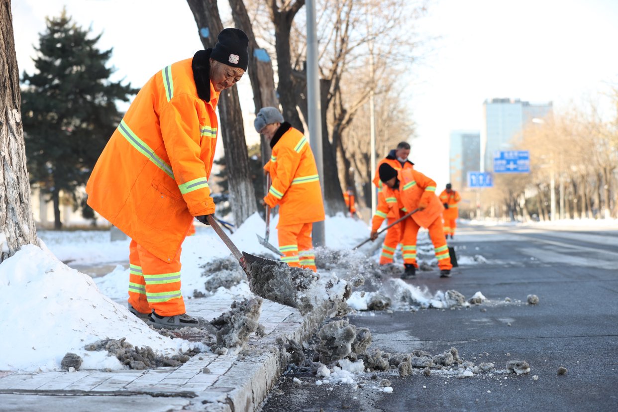 宏达北路,环卫工人清理冰雪. 吴江/摄