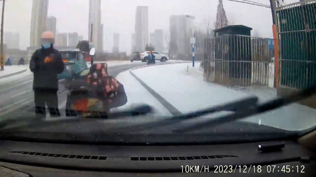 发生轻微剐蹭务必尽快撤离,二次事故比第一次更加危险……|剐蹭_新浪新闻