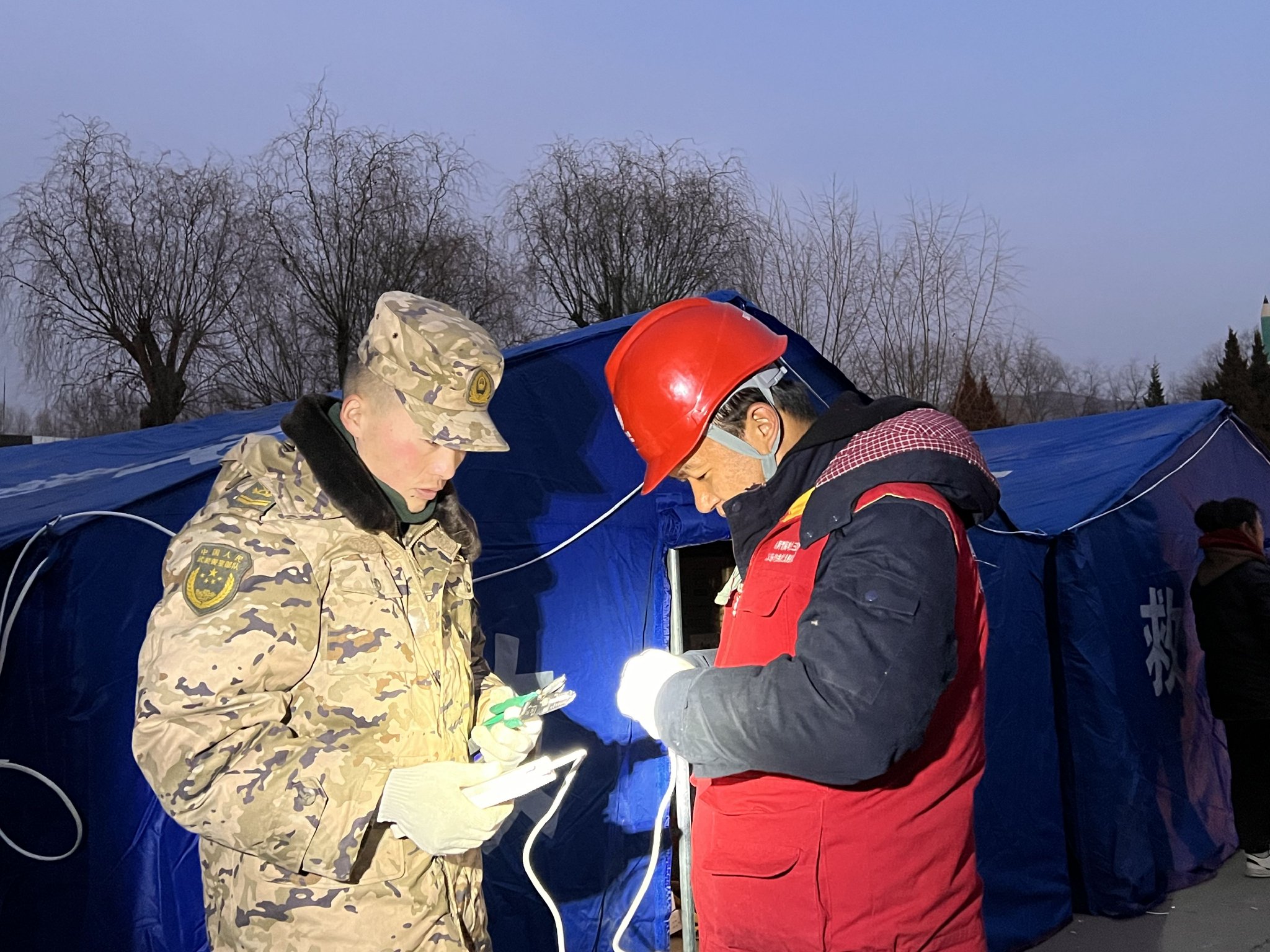 12月19日,国网海东供电公司应急抢修人员为民和中川乡美一小学临时