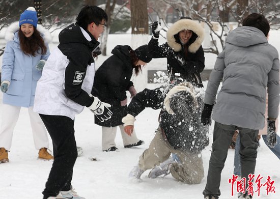 &nbsp;&nbsp;&nbsp;&nbsp;12月13日,北京交通大学,学生们在雪地里