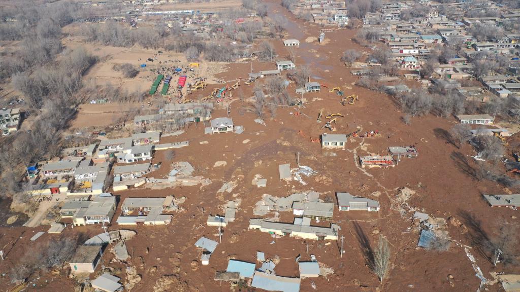 这是12月20日在青海省海东市民和县中川乡金田村拍摄的砂涌处置现场