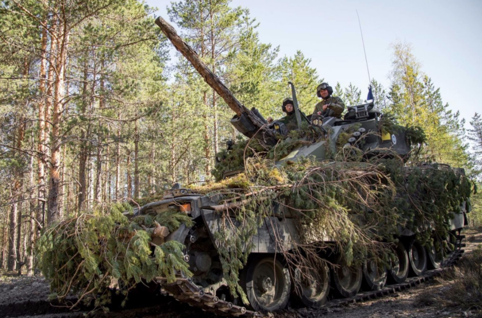 芬兰的主战武器已经基本西式化,图为芬兰陆军装备的cv-90步兵战车.