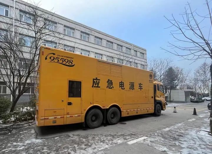 在山西省运城市垣曲县人民医院,停靠着用于紧急供电的应急电源车