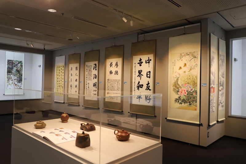 “经典再现 共筑和平——中国书画艺术精品展”展厅部分作品。（记者 郭丹摄）