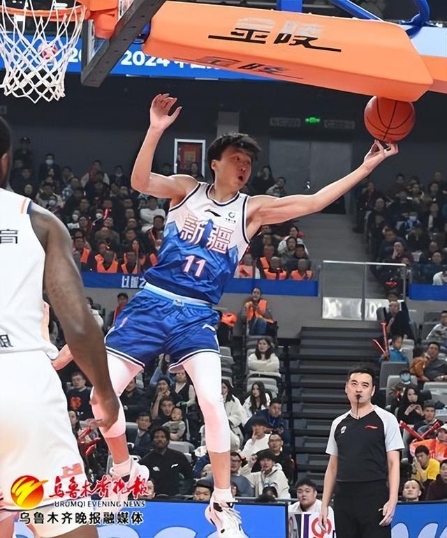 12月20日,在乌鲁木齐奥体中心篮球馆,新疆男篮球员齐麟在前场篮下