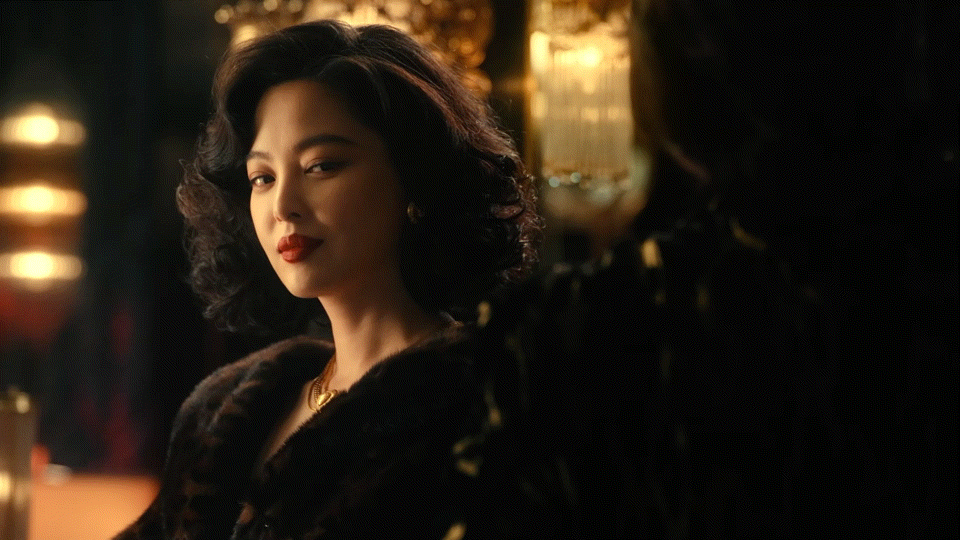 辛芷蕾在《繁花》里手拿大哥大有一种大姐大的风范