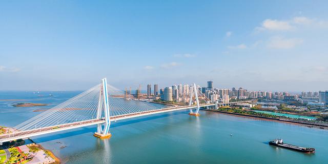 中国海南海口海甸河世纪大桥高视角晴天风光。视觉中国 图