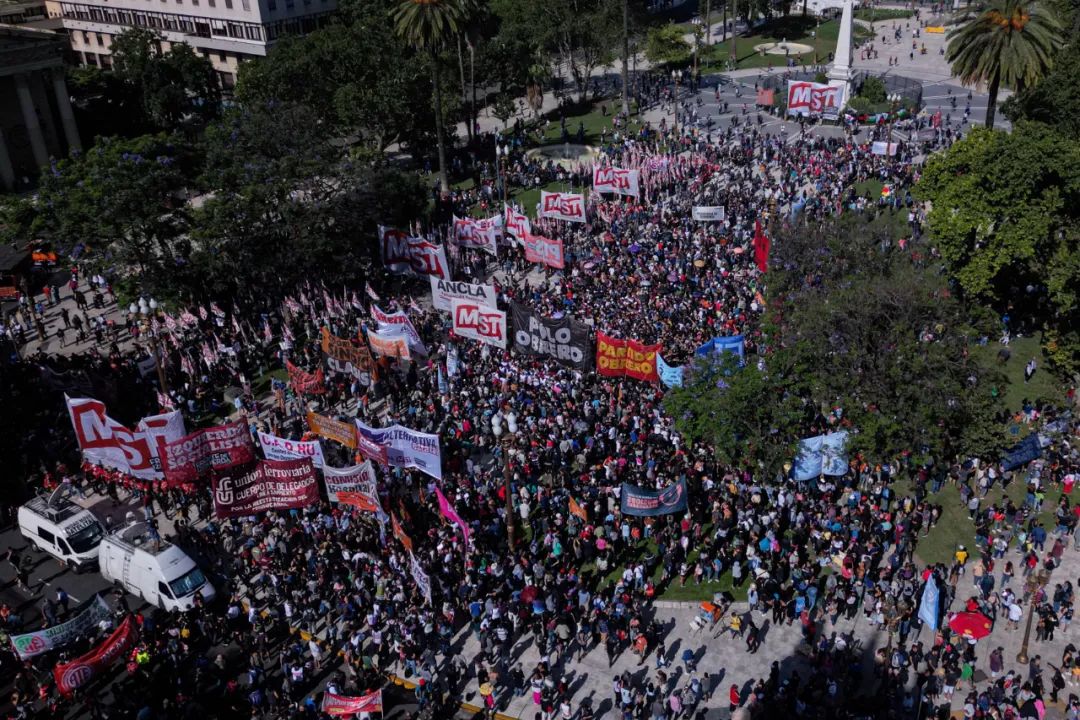 ▲当地时间2023年12月20日，阿根廷布宜诺斯艾利斯，当地爆发抗议游行，反对新总统米莱的改革政策。图/IC photo