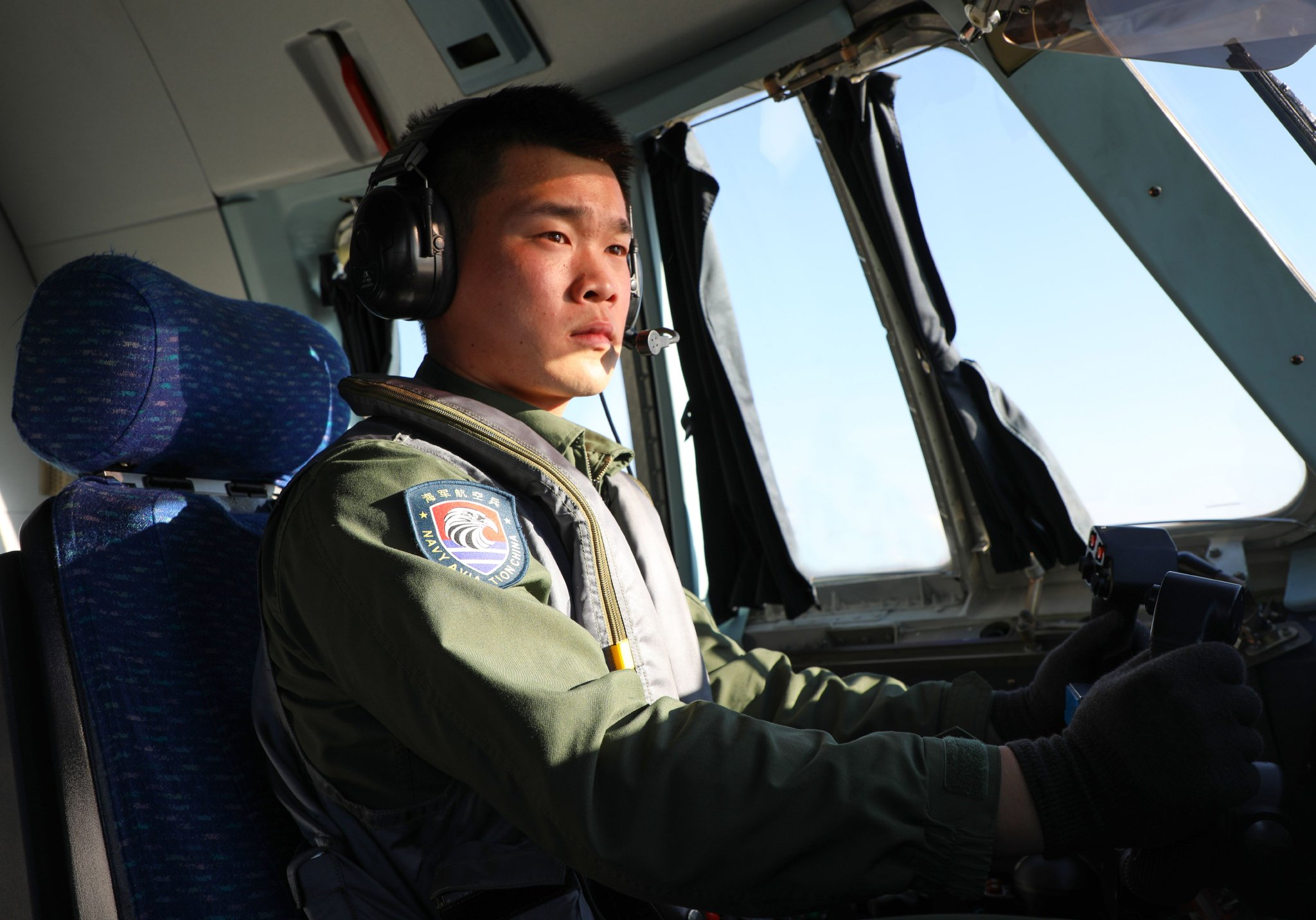 飞行员驾驶战机.