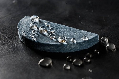 气凝胶可以通过简单的化学改性获得高防水性.图片来源:瑞士林雪平大学