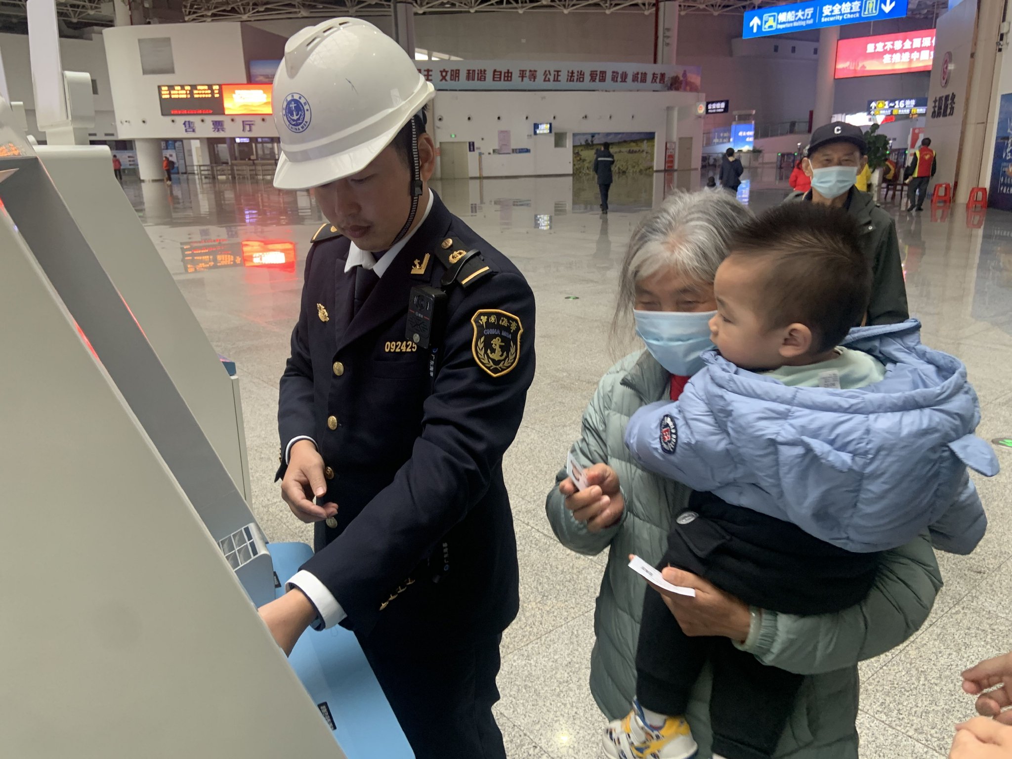 广东湛江海事护航“候鸟式”旅居人群过渡琼州海峡|湛江市|广东省|老人|海南|海事处_手机新浪网