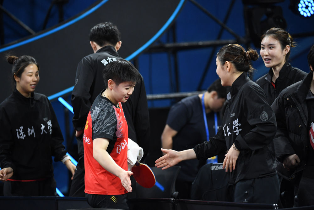 深圳大学队选手孙颖莎(左三)在女团半决赛获胜后与队友陈梦(右二)击掌