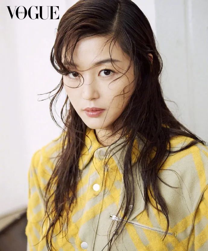 全智贤时隔10年再度登上韩版《vogue》封面,时尚表现力满分