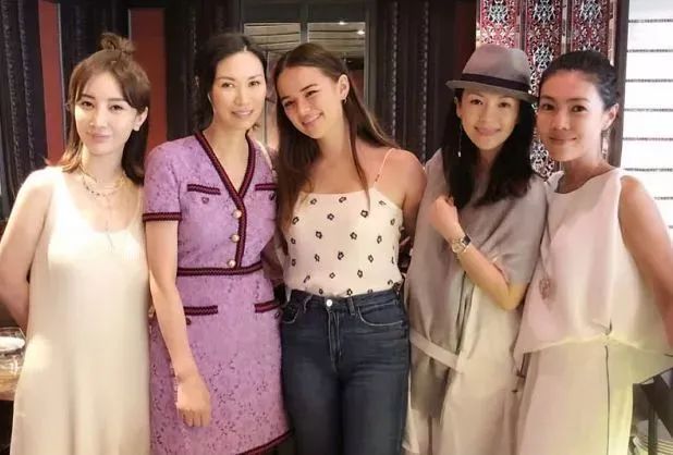 (邓文迪母女与章子怡,苏芒,左一叫应青蓝,上海廿一当代艺术博览会