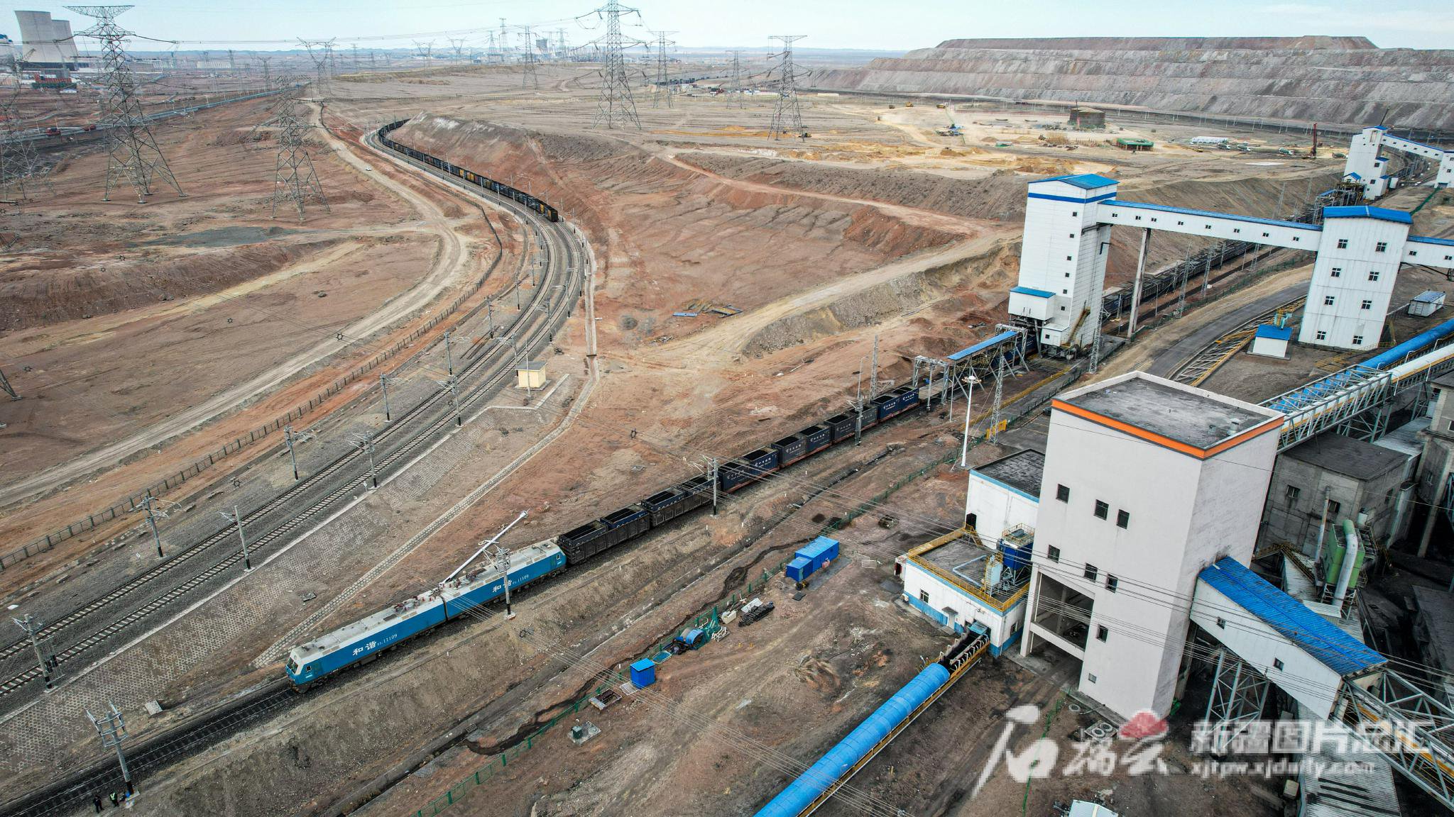 12月8日，中国铁路乌鲁木齐局集团有限公司乌鲁木齐机务段机车乘务员在准东北天环线进行装煤作业。狄鹏摄