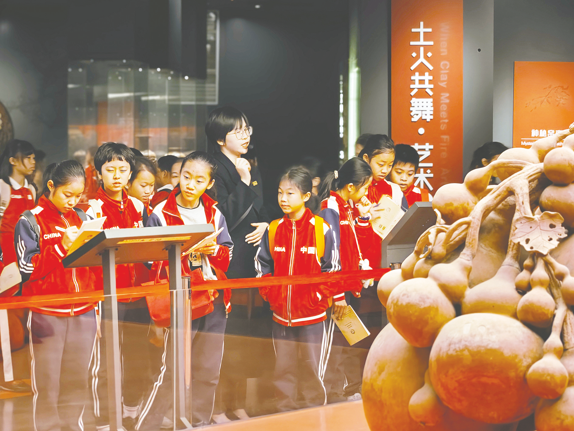 (苏夏 摄)▲博物馆参观礼仪课堂上,老师与学生积极互动.