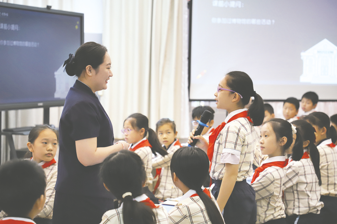 博物馆参观礼仪课堂上,老师与学生积极互动.(苏夏 摄)