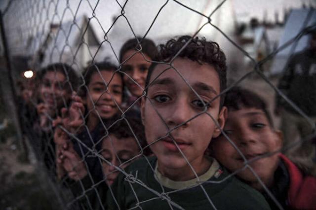 12月21日,加沙地带拉法,难民营内的巴勒斯坦儿童.图片来源 视觉中国