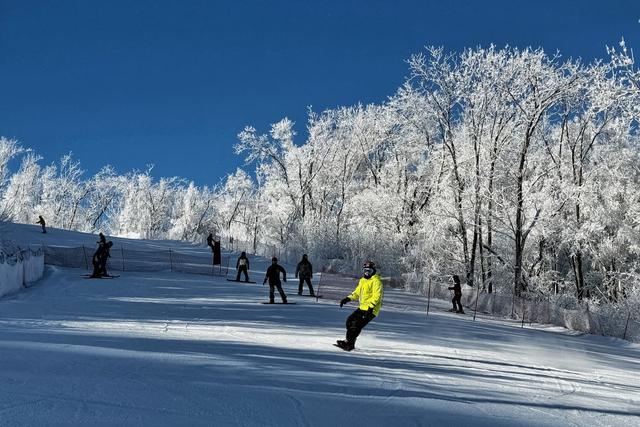 滑雪爱好者在吉林省吉林市的万科松花湖度假区滑雪