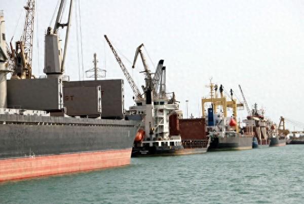 2019年5月14日,在也门荷台达港,货轮停在港口.图源:新华社