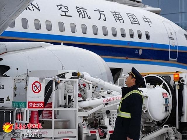 南航机长在对飞机机翼做起飞前的例行检查.记者李凯摄