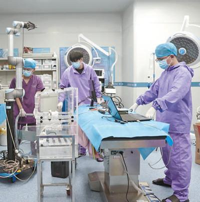 研究团队正在开展介入式脑机接口控制机械臂试验。 南开大学供图