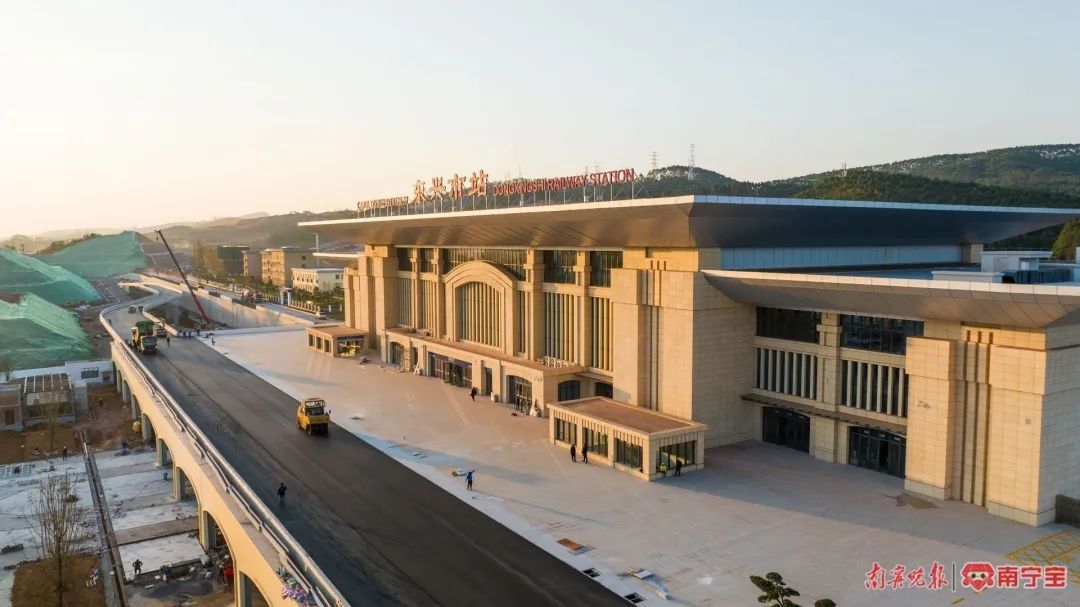 建设施工中的东兴市站站房航拍全景 &nbsp;通讯员 &nbsp;韩阜成 摄