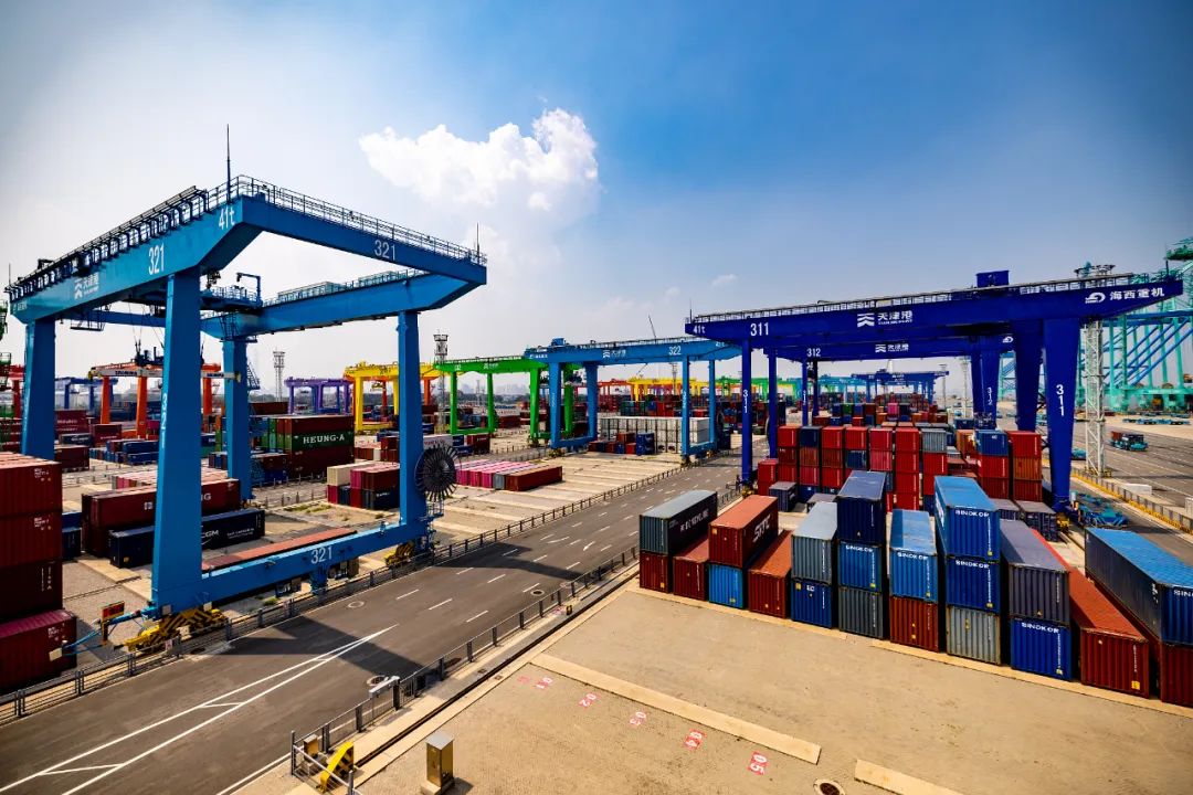 天津港第二集装箱码头,又被称为"彩虹码头".图源:视觉中国