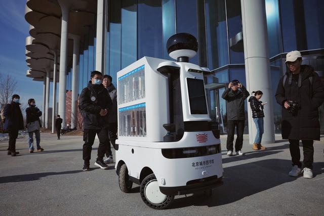 2023年12月25日,北京城市图书馆,一名机器人馆员正在巡航.