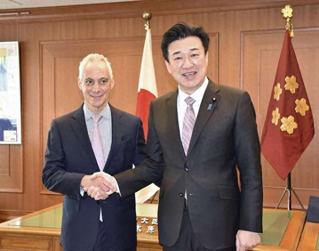 2023年12月27日,日本东京,日本防卫大臣木原稔(右)和美国驻日本大使