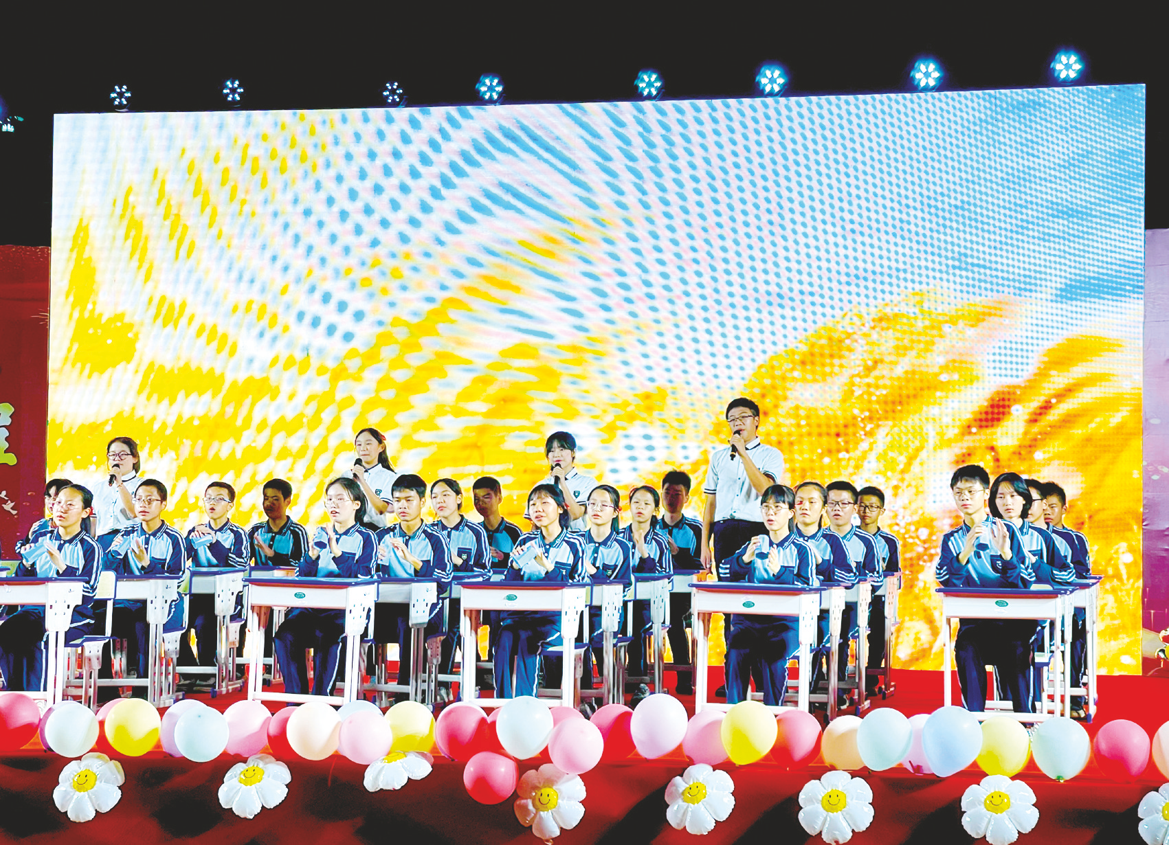 南宁市兴宁区第二初级中学学生在晚会上表演节目.