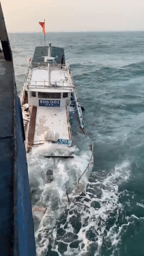 图为遇险船只。（受访者供图）