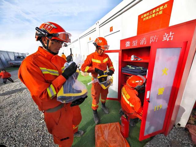 12月28日,甘肃森林消防总队指战员正在积石山县石塬镇石塬村安置点