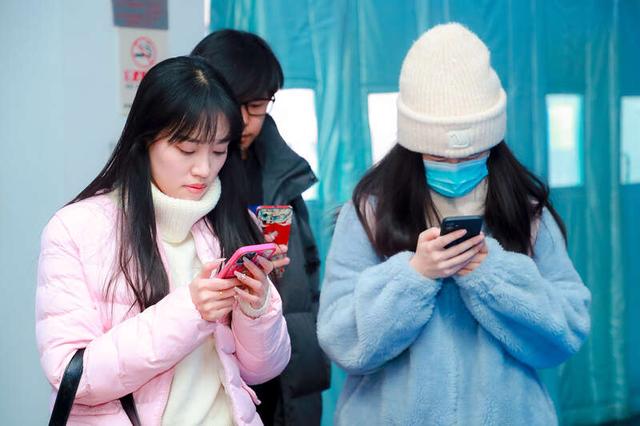 12月26日,中国传媒大学,学生们认真填写就业调查问卷.宝东/摄