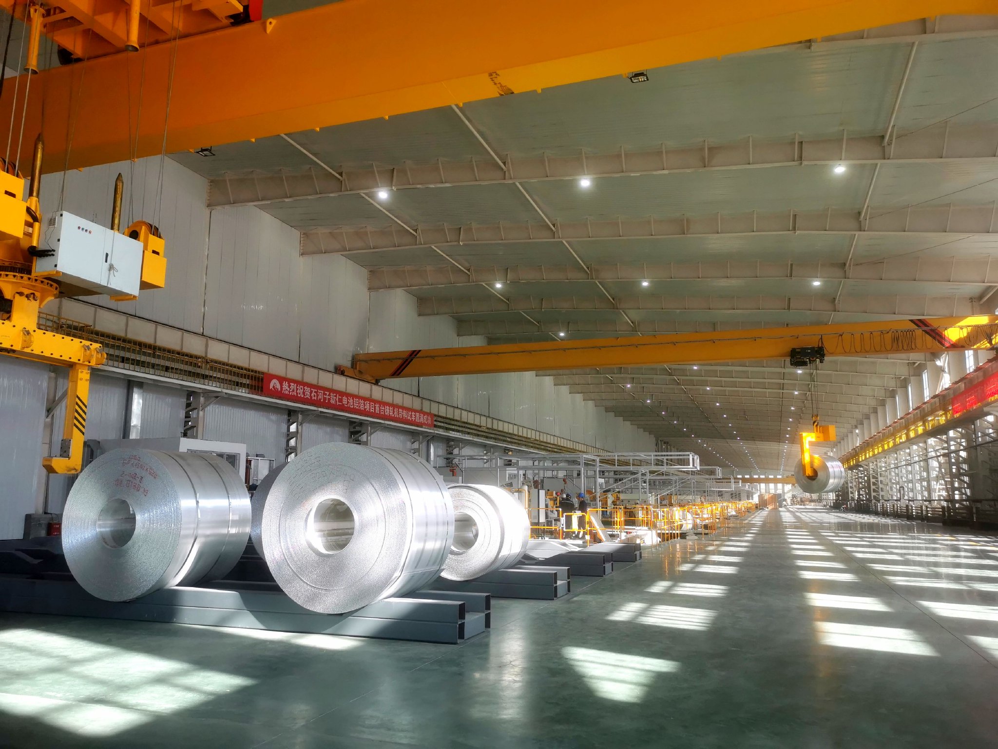 天山铝业石河子新仁年产30万吨电池铝箔项目生产车间.赵海忠 摄