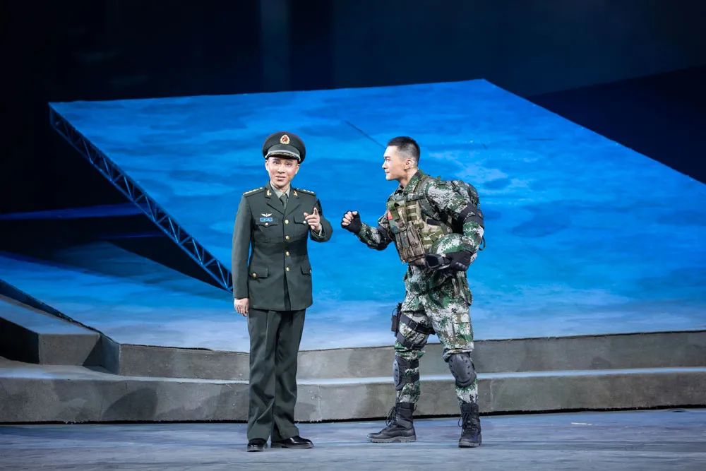 越剧《好八连》剧照,徐标新饰演严斌(左),冯军饰演秦小军