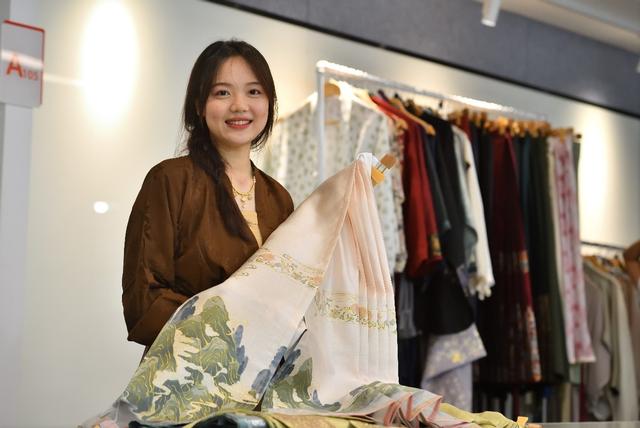 ▲在拼多多平台，国风汉服等服饰是近两年的热门产品（陈逸航 摄）