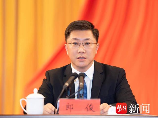 张伟表示,今年以来,全区上下激发干事创业新活力,"实"的作风更加强化