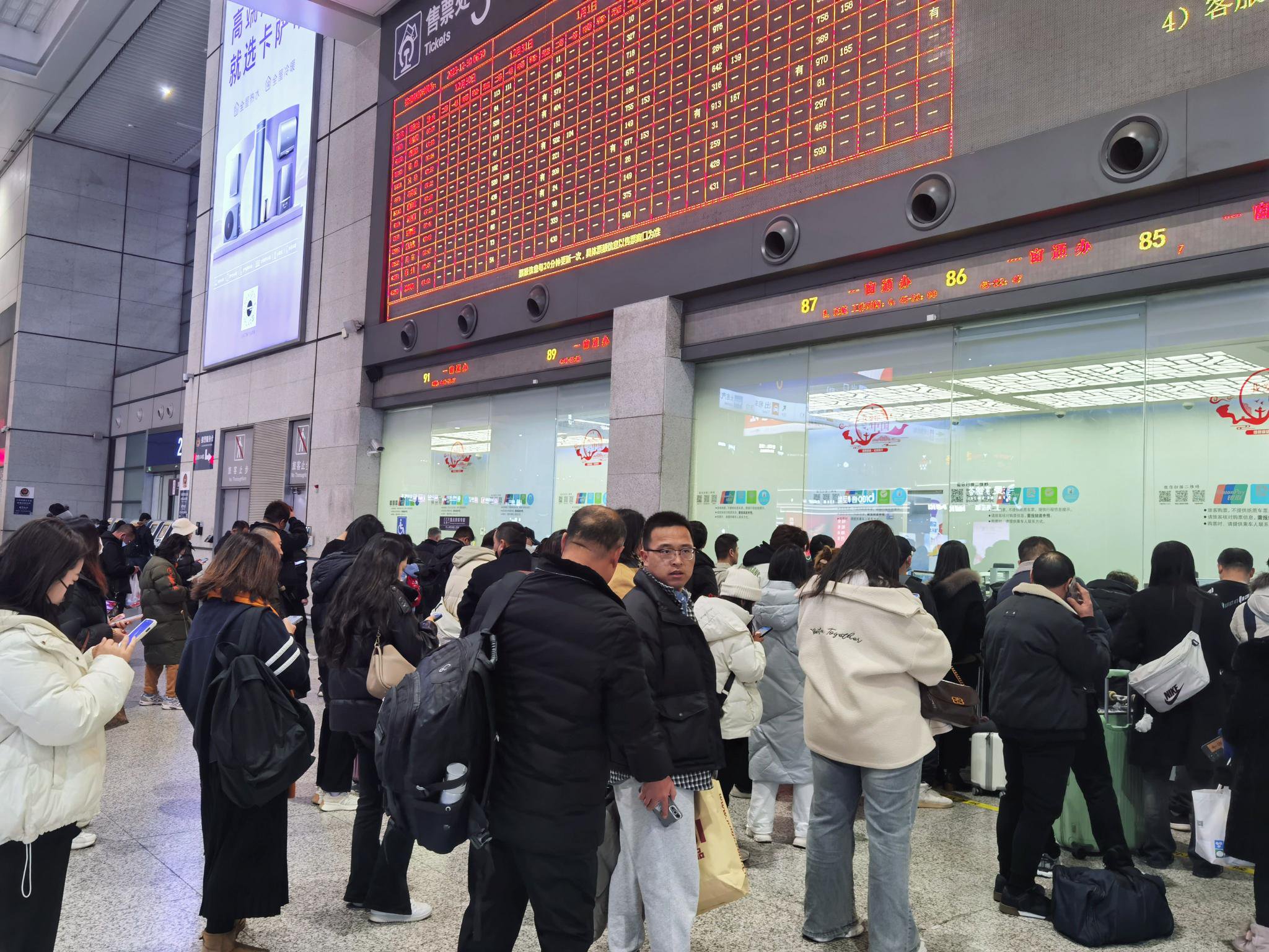 "一窗通办"窗口旅客排队购票