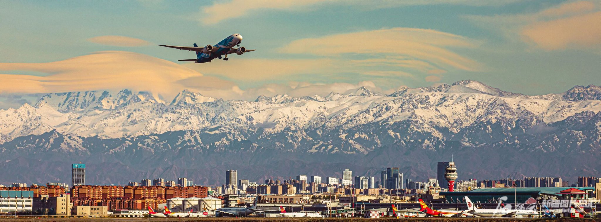 乌鲁木齐国际机场,一架飞机起飞(资料图).刘琰 摄