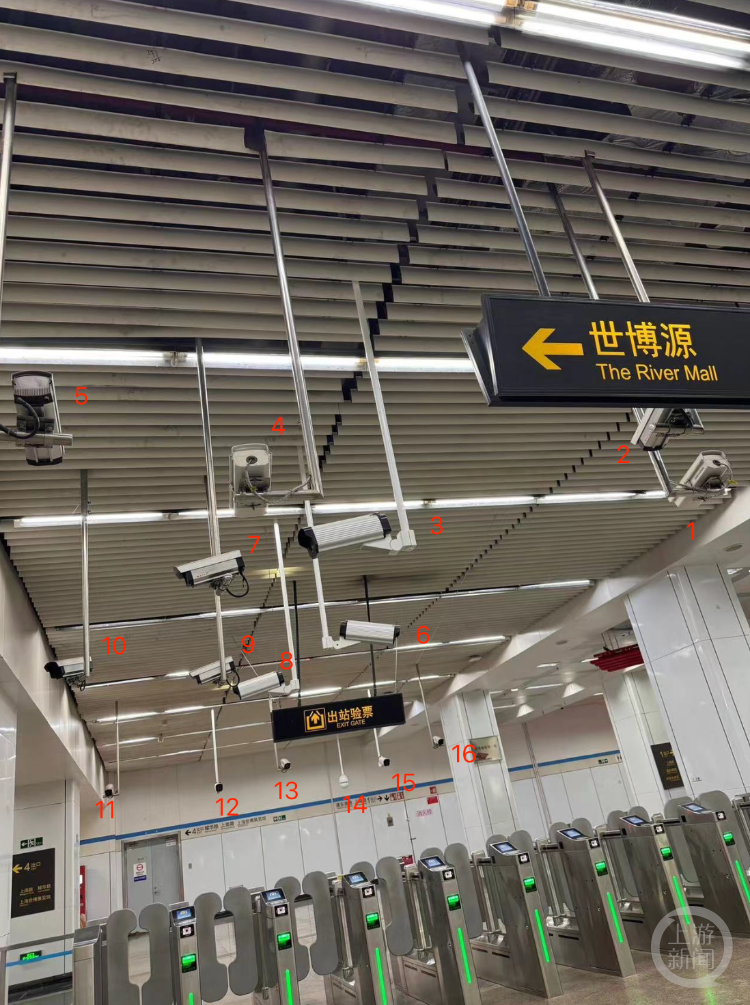 上海一地铁站口有16个摄像头.网络截图&nbsp