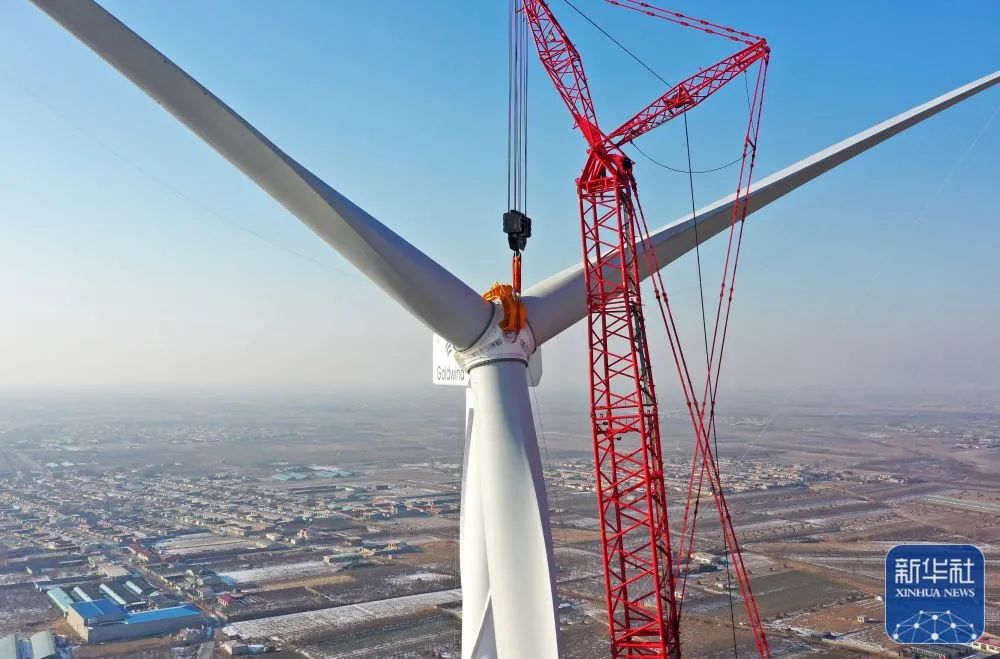 县泥井镇前北庄村附近一处建设中的风电场安装风力发电机(无人机照片)