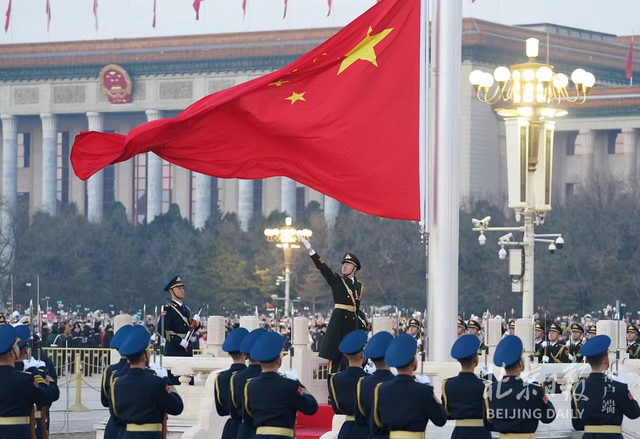 3万人齐聚天安门广场见证升旗时刻