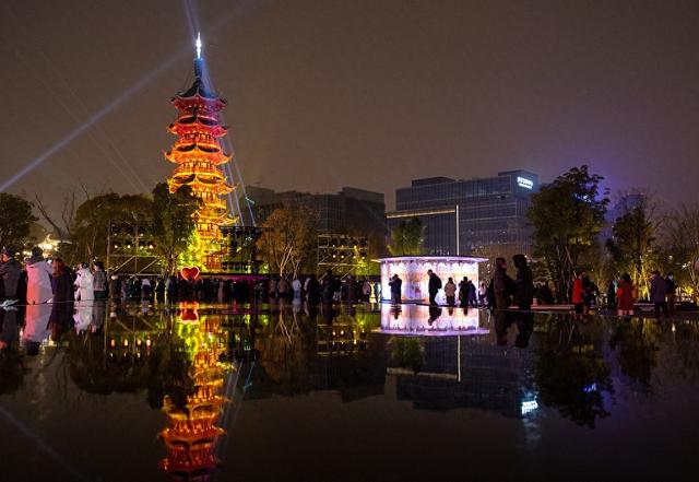 2023年12月31日,上海,龙华塔光影秀.视觉中国 图