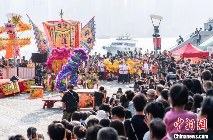 “香港龙狮节”助兴2024年元旦假期|香港_新浪新闻