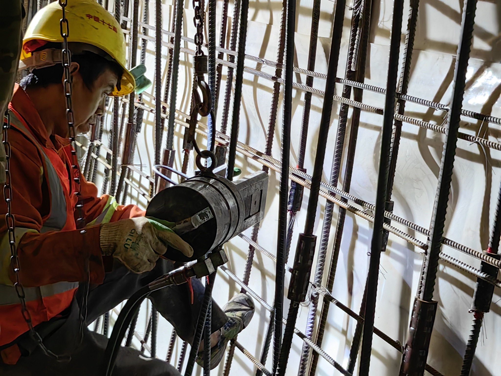 高升一号隧道出口二衬钢筋挤压套筒施工(中铁十七局供图)