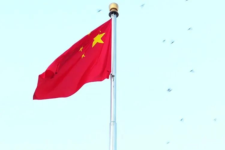 一缕阳光,雄壮的国歌声响彻天安门广场,鲜艳的五星红旗与太阳一同升起