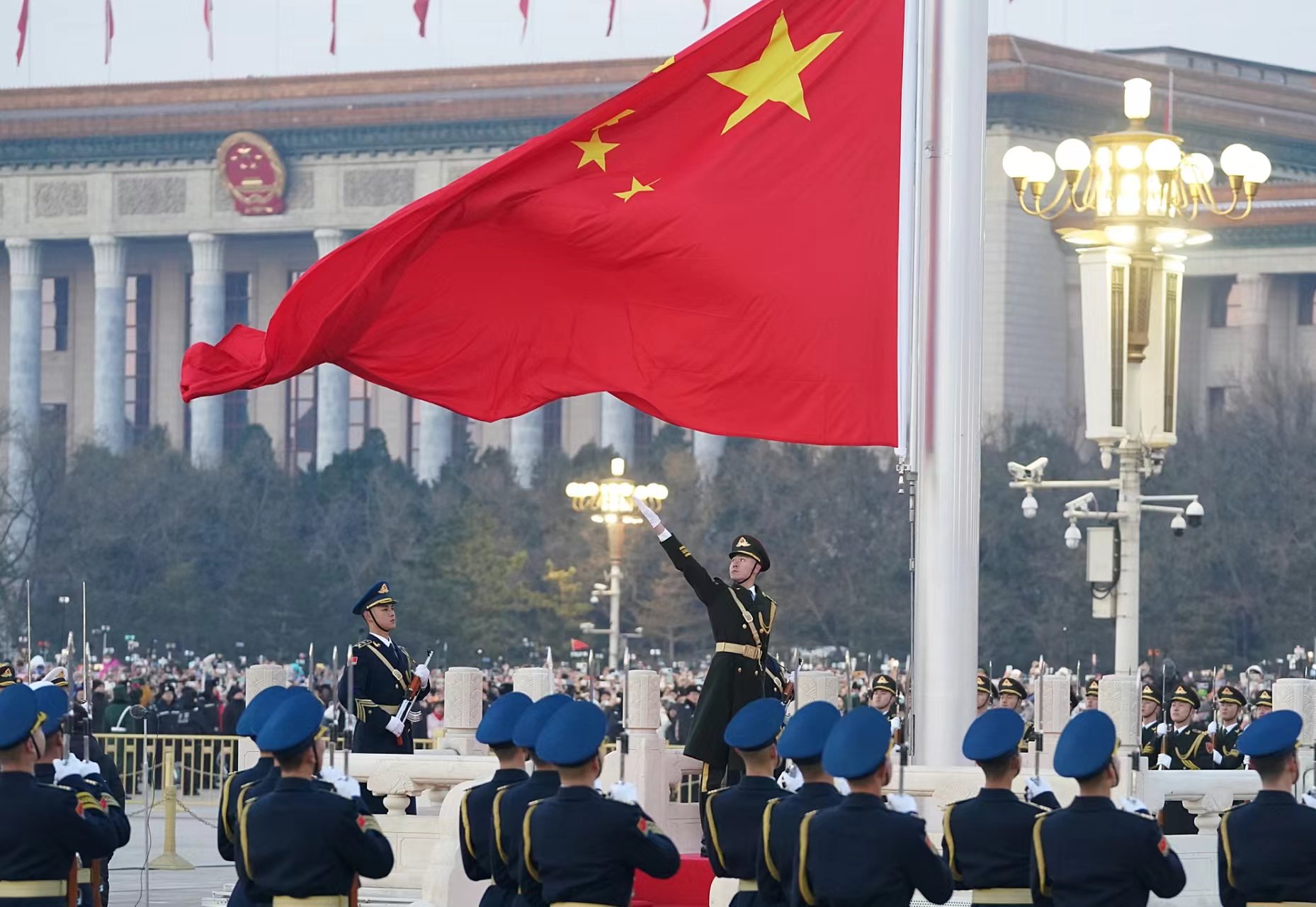 3万人天安门广场观看升国旗|五星红旗_新浪财经_新浪网