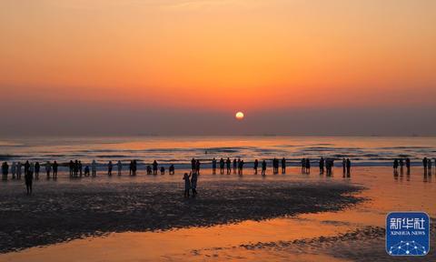 1月1日,市民在河北省秦皇岛市北戴河区浅水湾浴场海滩观看日出.