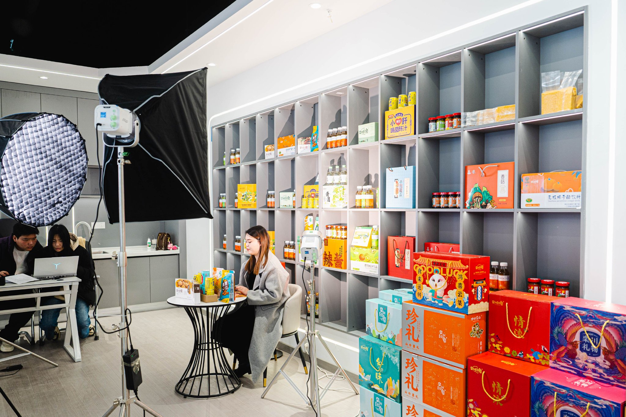 信息工程学校电子商务专业学生在河南飞天电子商务有限公司直播的场景